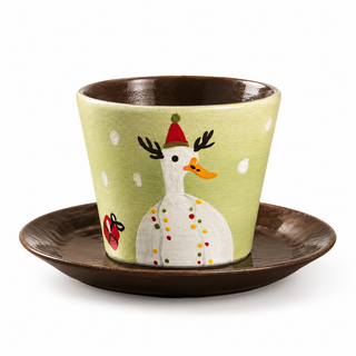 Tasse à café en céramique Oie festive avec soucoupe marron sur fond blanc.
