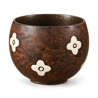 Tasse à café en céramique sans anse florale marron à fleurs crème sur fond blanc