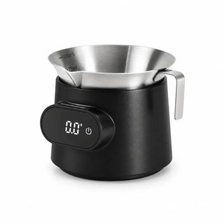 白い背景に置かれたYozcoffeeのブラックのエスプレッソ用カップ型スケールと、取り外し可能な100 mLステンレス製計量カップ