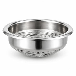 白い背景に置かれた、穴のある丸底を備えたYozcoffeeの58mmシルバーのエスプレッソフィルターバスケット