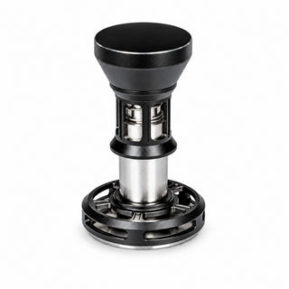Mechanischer 58-mm-Impact-Espressotamper in Schwarz und Silber vor weißem Hintergrund