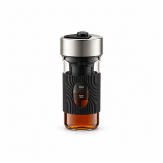 Elektrischer 600-ml-Cold-Brew-Kaffeebereiter mit silberfarbenem Deckel, schwarzer Griffmanschette und Glaskörper vor weißem Hintergrund