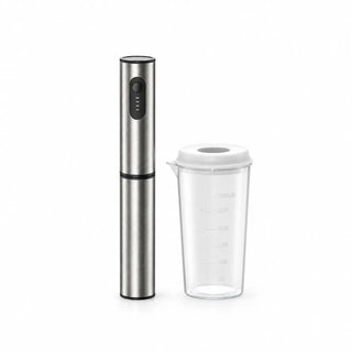 Espumador de leche de mano Yozcoffee plateado con funda protectora y vaso graduado sobre fondo blanco