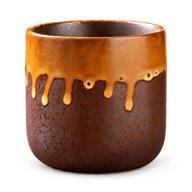 Kaffeetasse aus Keramik mit brauner Laufglasur, 250 ml, vor weißem Hintergrund