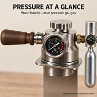 공압식 에스프레소 메이커의 레귤레이터 게이지와 브루헤드 압력 게이지 클로즈업