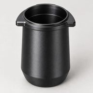 黒いアルミ製ドージングカップ本体と丸みのある底のディテール