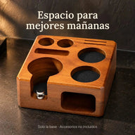 Soporte para portafiltro y organizador de accesorios de madera en un rincón de café