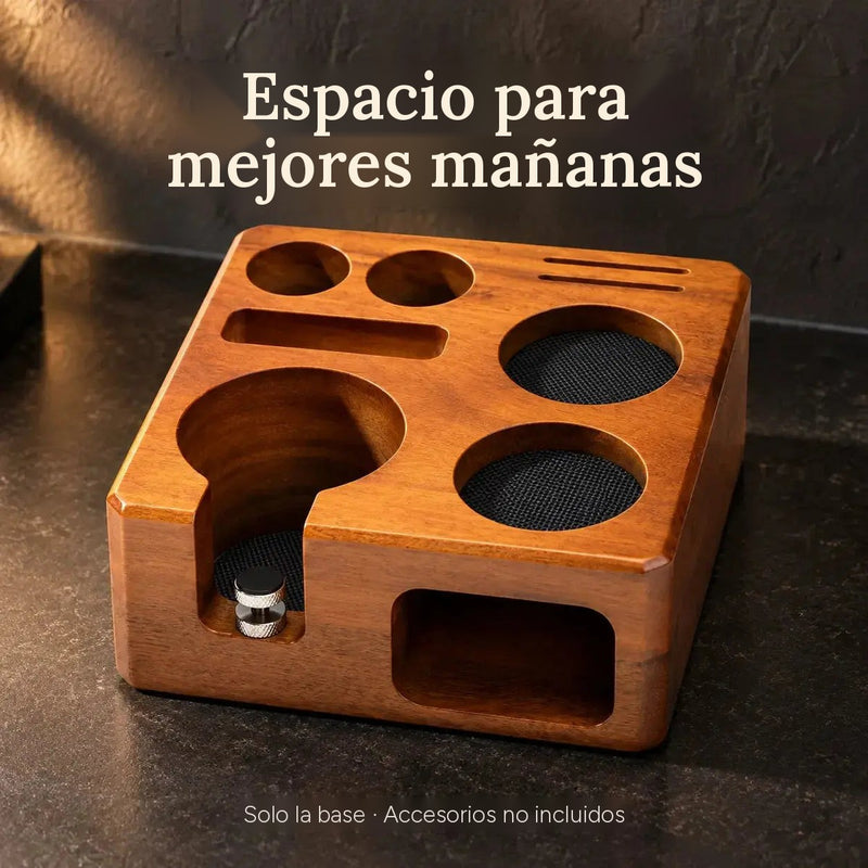 Soporte para portafiltro y organizador de accesorios de madera en un rincón de café