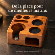 Support de porte-filtre et organiseur d’accessoires en bois sur un coin café
