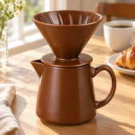 Braunes Pour-over-Kaffeeset aus Keramik auf einem sonnigen Frühstückstisch