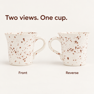 Vista frontale e posteriore della stessa tazza da caffè in ceramica bianca con puntini marroni