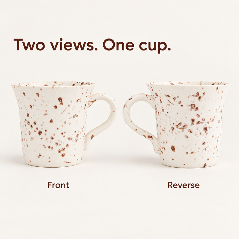 Vista frontale e posteriore della stessa tazza da caffè in ceramica bianca con puntini marroni
