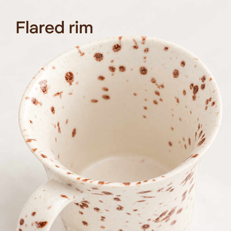 Primo piano del bordo svasato e dell’interno puntinato della tazza da caffè in ceramica