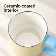 Primer plano del interior liso con recubrimiento cerámico blanco y el borde de acero inoxidable