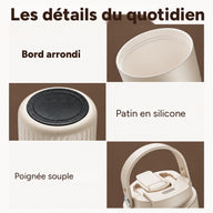 Trois gros plans du gobelet beige : bord arrondi, patin en silicone noir et poignée souple