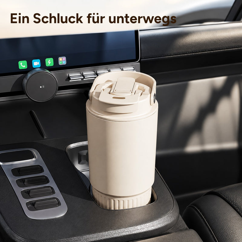 Becher in Latte-Beige mit 800 ml, geschlossenem Deckel und eingeklapptem Griff im Getränkehalter eines Autos