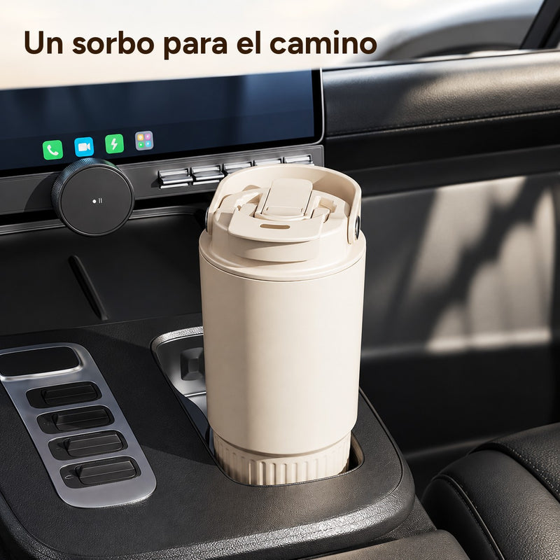Vaso beige latte de 800 ml con la tapa cerrada y el asa plegada en el portavasos de un auto
