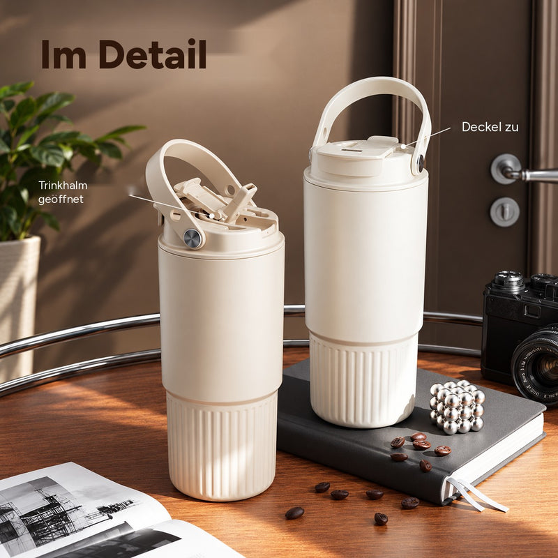 Zwei beige 800-ml-Becher: links mit geöffnetem Trinkhalm, rechts mit geschlossenem Deckel