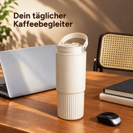 Becher in Latte-Beige mit 800 ml und Tragegriff auf einem Holzschreibtisch neben Notizbuch und Laptop
