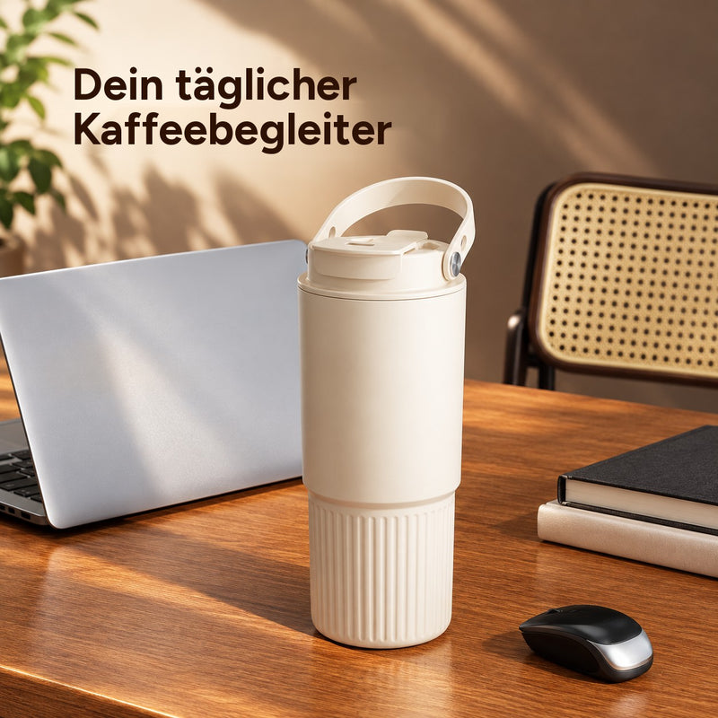 Becher in Latte-Beige mit 800 ml und Tragegriff auf einem Holzschreibtisch neben Notizbuch und Laptop