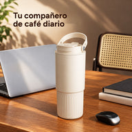 Vaso beige latte de 800 ml con asa sobre un escritorio de madera junto a una libreta y una laptop