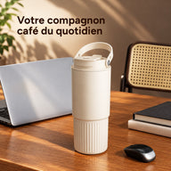 Gobelet beige latte de 800 ml avec poignée sur un bureau en bois, à côté d’un carnet et d’un ordinateur portable