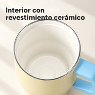 Primer plano del interior liso con revestimiento de cerámica y el borde de acero inoxidable