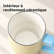 Gros plan sur l’intérieur lisse à revêtement céramique et le bord en inox