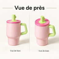 Vues de face et de biais du gobelet rose à anse verte et embout de paille