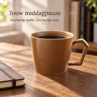 Bruin geglazuurde keramische mok op een bureau