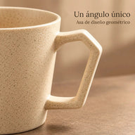 Asa geométrica de la taza de cerámica color arena