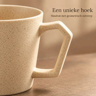 Geometrisch handvat van de zandkleurige keramische mok