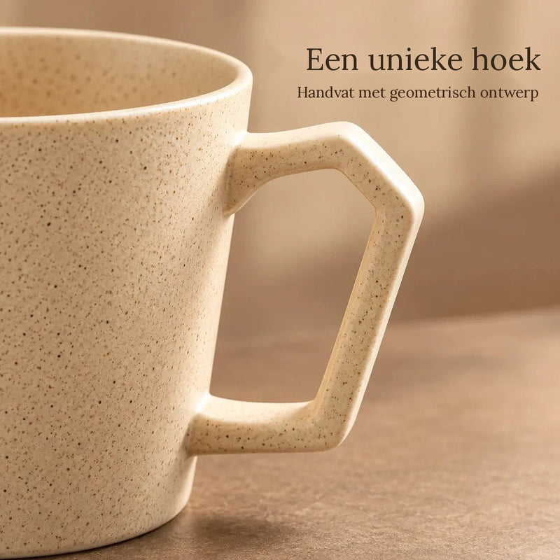 Geometrisch handvat van de zandkleurige keramische mok
