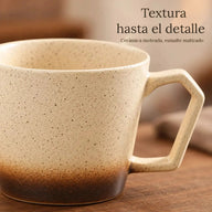 Primer plano del acabado esmaltado degradado de la taza de cerámica