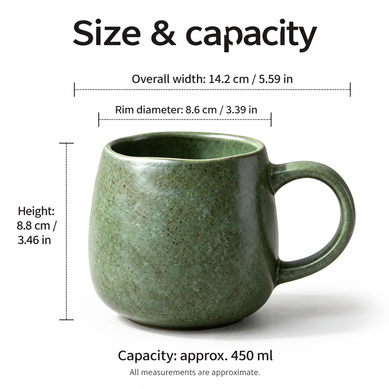 Den gröna keramikmuggens mått: 14,2 cm total bredd, 8,6 cm i diameter vid kanten och 8,8 cm hög; volym cirka 450 ml