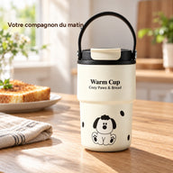 Tasse à couvercle noir, rabat crème et motif de chien assis sur une table de petit-déjeuner