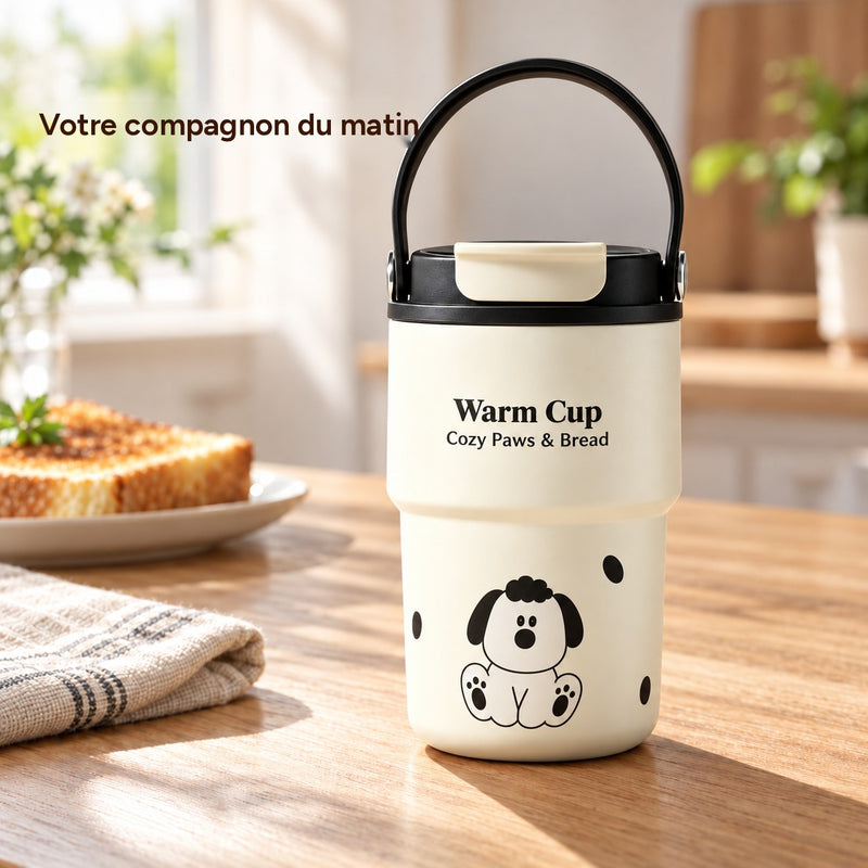 Tasse à couvercle noir, rabat crème et motif de chien assis sur une table de petit-déjeuner