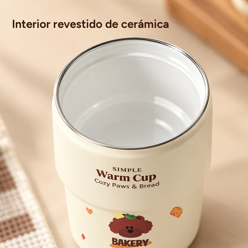 Taza abierta con interior blanco revestido de cerámica, borde plateado fino y letras marrones