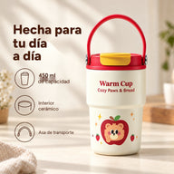 Taza roja de 450 ml con tapa abatible amarilla junto a iconos de capacidad, interior cerámico y asa