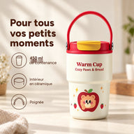 Tasse rouge de 450 ml avec rabat jaune, à côté de pictogrammes : contenance, intérieur en céramique et poignée