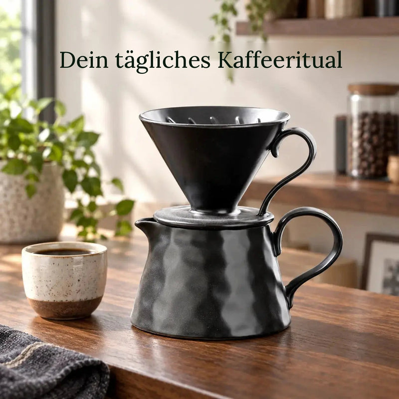 Schwarzer Keramikfilter und 450-ml-Kanne auf einer Kaffeebar