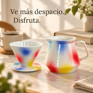 Gotero cónico y jarra de cerámica de 600 ml sobre una mesa
