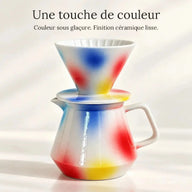 Touches de couleur sous glaçure rouge, bleu et jaune sur la céramique blanche