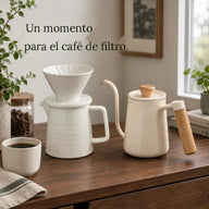 Kit de café de filtro de cerámica en un rincón de café junto a la ventana