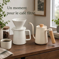 Kit de café filtre en céramique sur un coin café près de la fenêtre