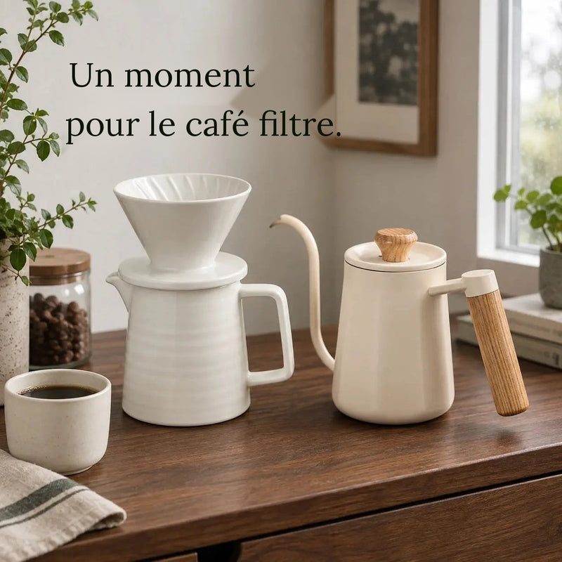 Kit de café filtre en céramique sur un coin café près de la fenêtre