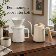 Keramische filterkoffieset in een koffiehoek bij het raam