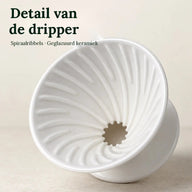 Close-up van de conische keramische dripper met spiraalribbels