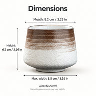 Maße der Keramiktasse: 8,2 cm Öffnung, 8,5 cm maximale Breite und 6,5 cm Höhe, zusätzlich in Zoll angegeben.