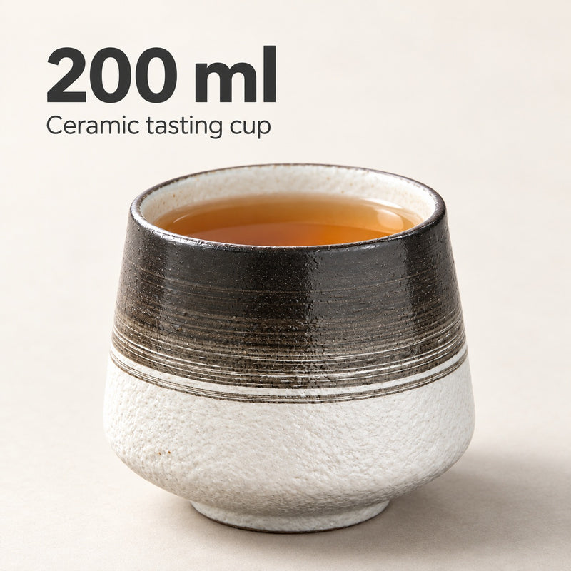 Schwarze Verkostungstasse aus Keramik, mit Tee gefüllt, mit Hinweis auf 200 ml Fassungsvermögen.